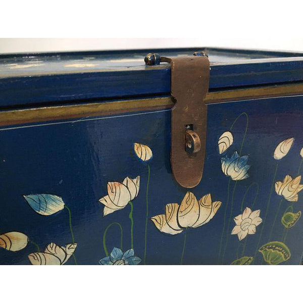 Vintage hand painted jewelry box close up